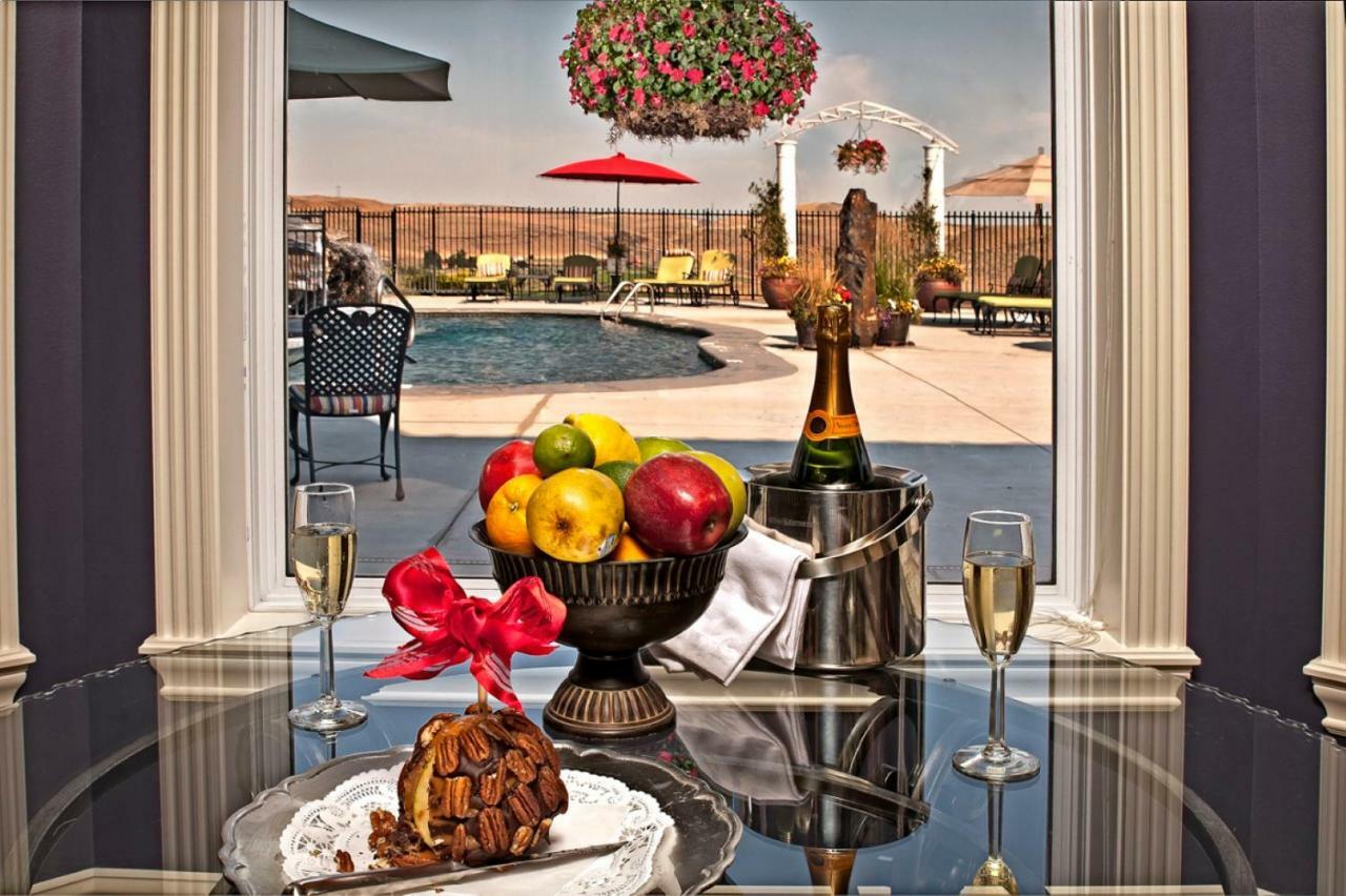 Cameo Heights Mansion And The Vine Fine Dining Restaurant Bed & Breakfast Touchet ภายนอก รูปภาพ